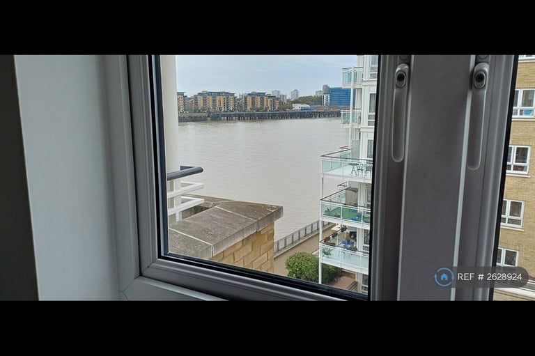 1 bedroom flat in St Davids Square, Canary Wharf, E14 (1 bed) (#2628924)