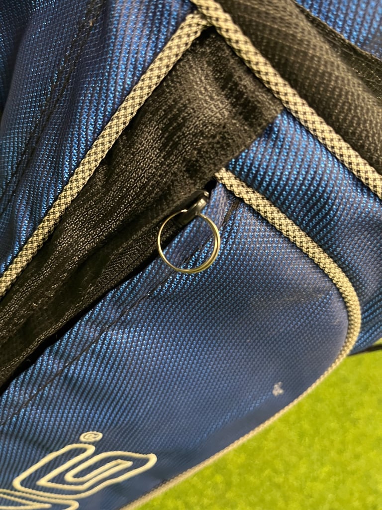 PING JUNIOR STAND BAG WITH HOOD. GOOD CONDITION 