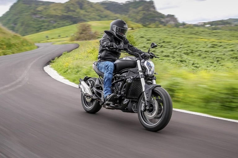 Benelli 502 C Cruiser Custom Motorcycle 500cc A2 Low Seat Like Ducati Diavel