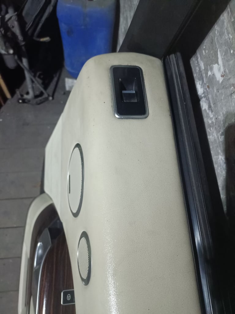 Range Rover Evoque SDV8 2017 Rear Right Door Complete– Trim, Switches, Interior Panel