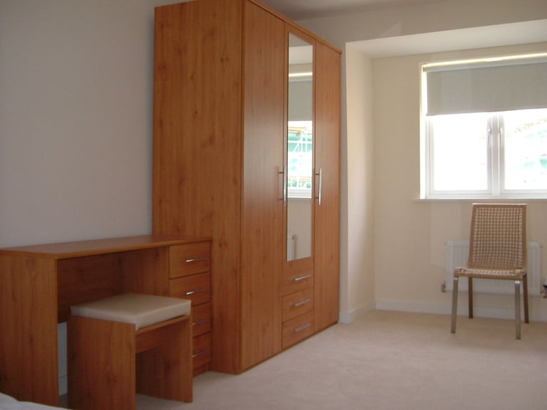 En-suite double bedroom in furnished 4-bed house