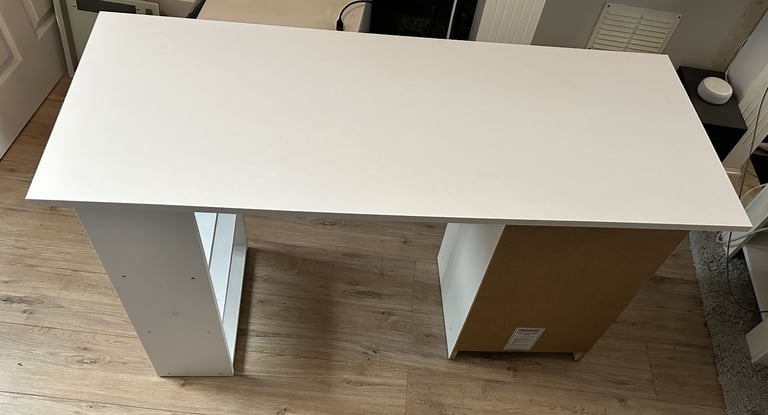 USED WHITE OFFICE/COMPUTER DESK 120x49CM