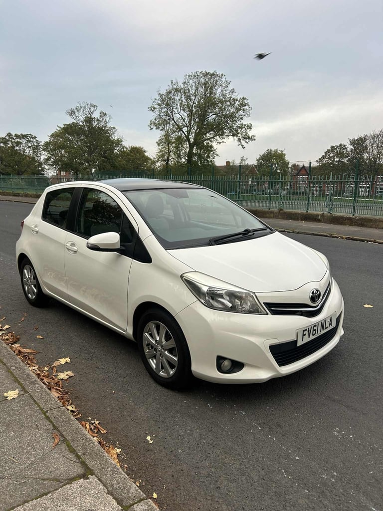 2011 Toyota Yaris 1.33 VVT-i T Spirit 5dr-10 service stamps HATCHBACK Petrol Manual