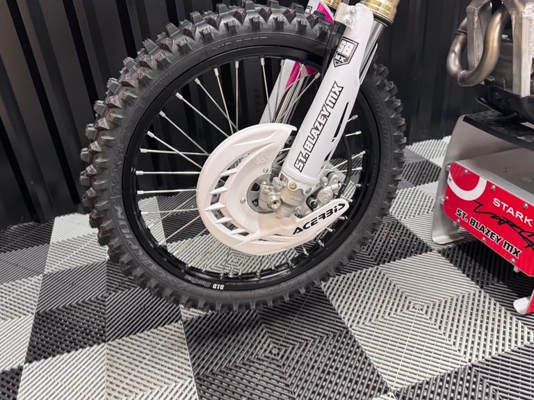 BRAND NEW HONDA CRF 250 RS PINK EDITION MOTO-X BIKE