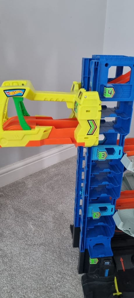 Hot wheels ultimate garage