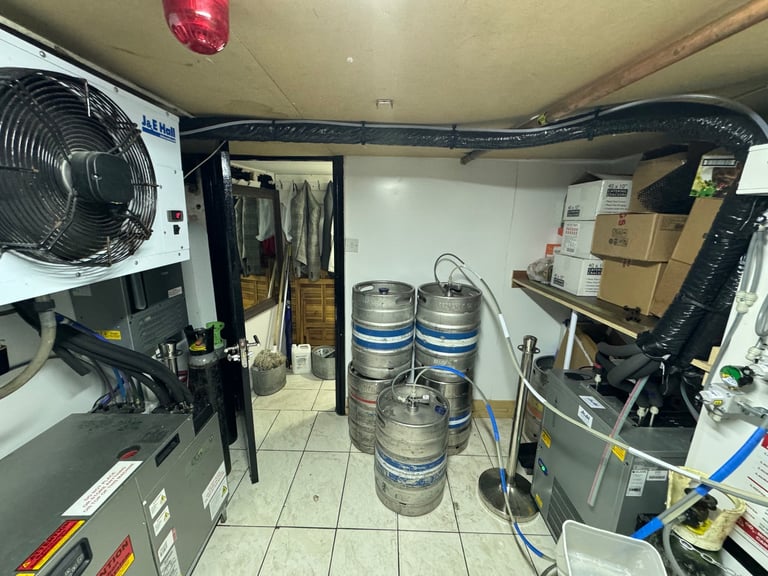 Restaurant/Luxury Bar Business For Sale - Prime Location - Modern Interior - Free Parking