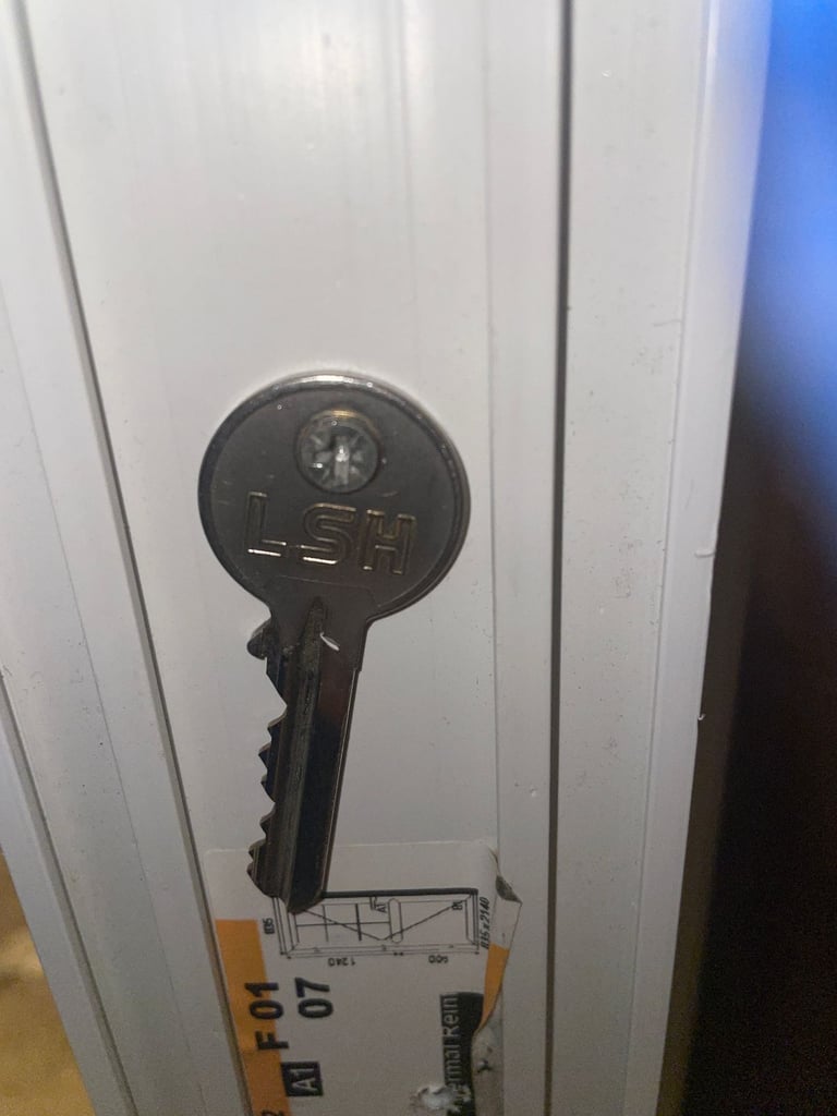 UPVC DOOR 214 x 83 cm NEW WAS INSTALLED IN SHOWROOM - UPVC DOUBLE GLAZED GEORGIAN DOOR (REF: DX120)