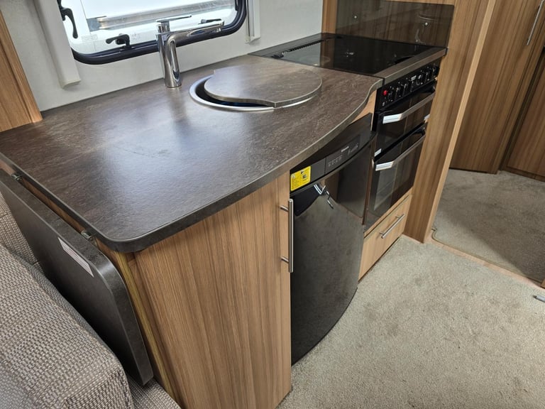 2017 Lunar Quasar 462 2 Berth End Washroom Caravan, Motor Mover