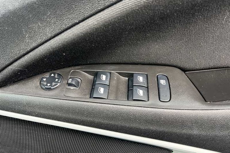 2021 Vauxhall Crossland 1.2i (83 PS) Griffin 5 Door Petrol SUV *** 1 Private Owner from New ***  ...