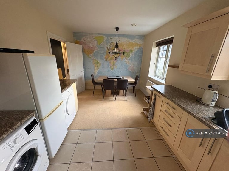 3 bedroom flat in Clickers Drive, Northampton, NN5 (3 bed) (#2470786)