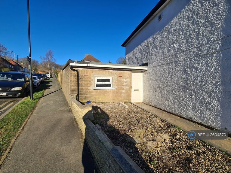 Studio flat in Addington Road, South Croydon, CR2 (#2604370)