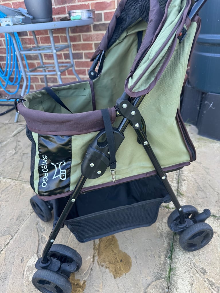 Dog pushchair 