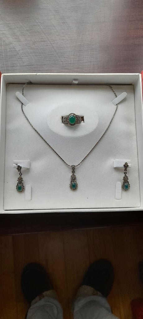 925 solid silver jewellery set with emerald gem stones  necklace,ring and earings 