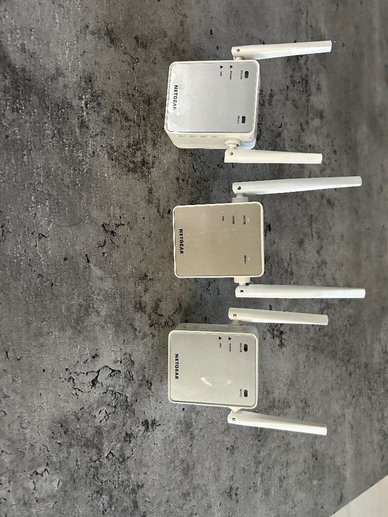 4x Netgear WiFi boosters