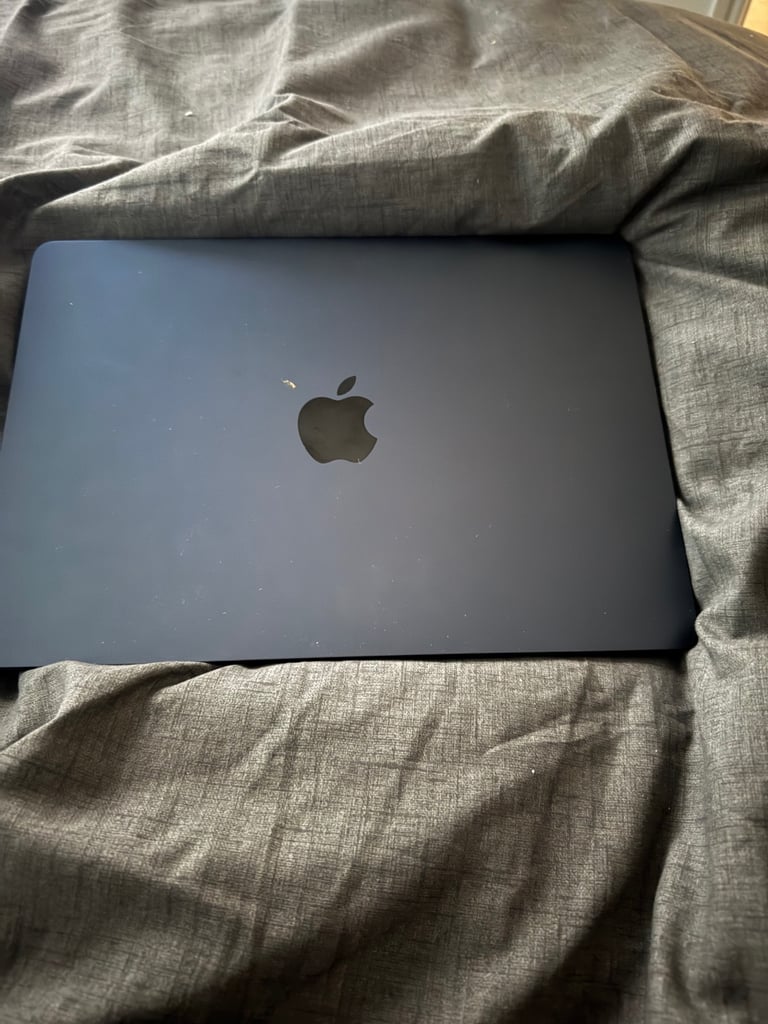 MacBook Air M3 chip  2024
