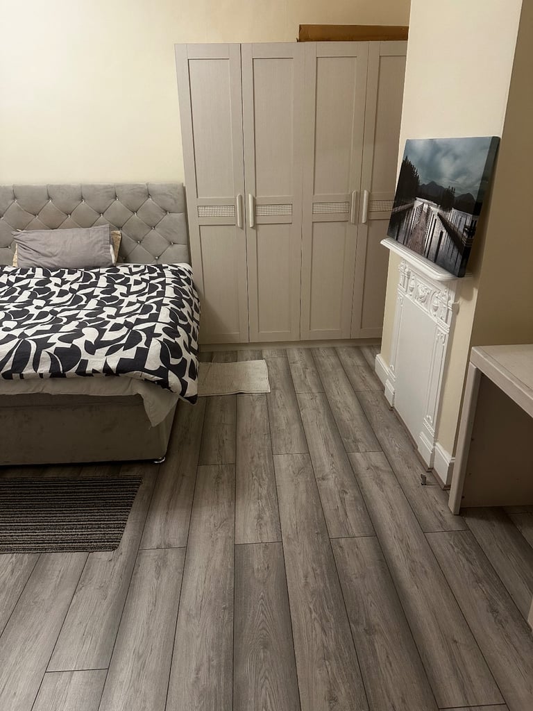 Large double bed  room in Easton 