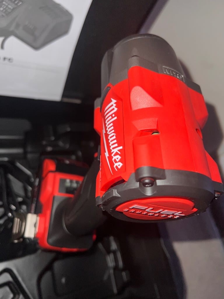 Milwaukee M18 FMTIW2F12-502X 18V FUEL 1/2” Mid-Torque Impact Wrench Kit (2x 5.0Ah Batteries)