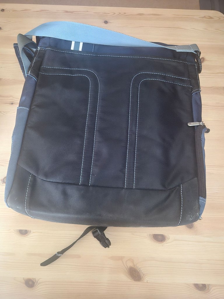 Targus laptop shoulder bag 