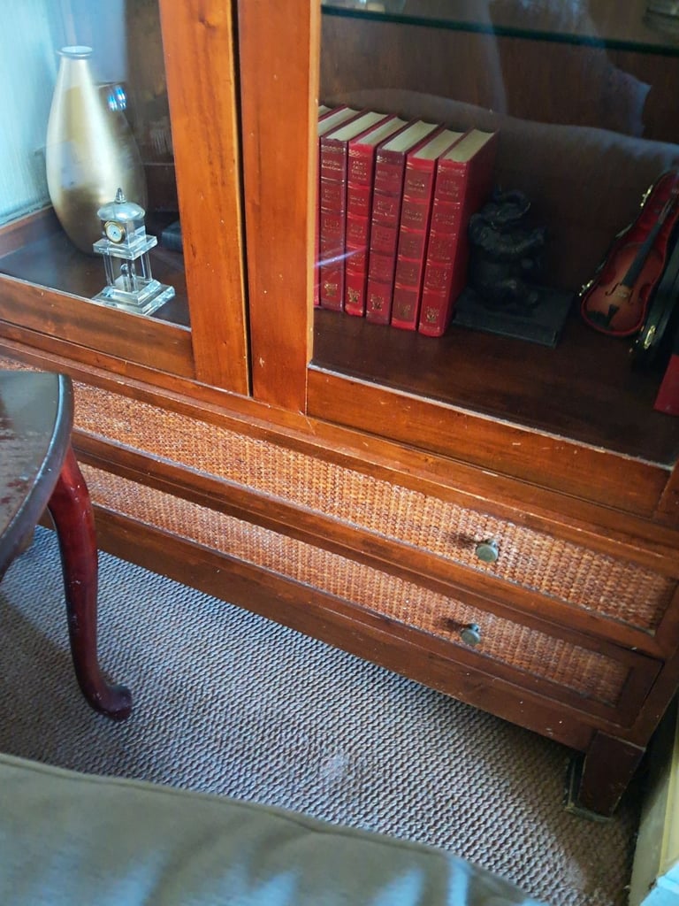 Display cabinet,