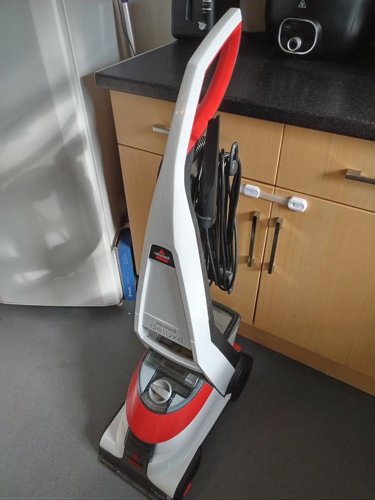 Carpet shampoo cleaner bissell with attachments and hose in very good condition good working order 