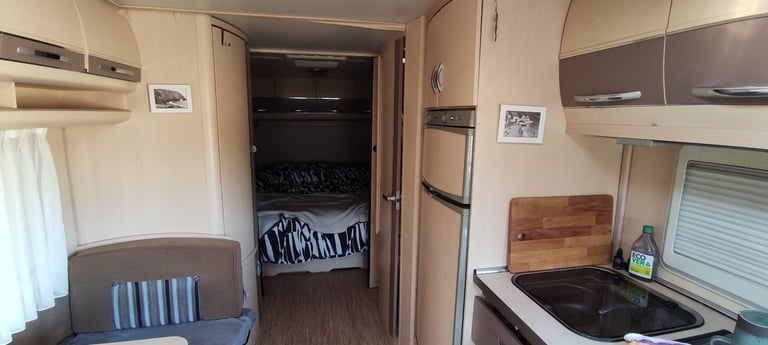 Hobby 695 VIP - Fixed Bed & Awning