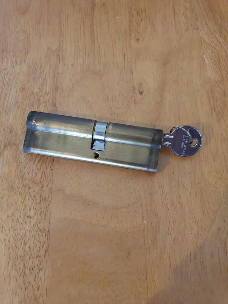 image for Yale lock tumbler w key