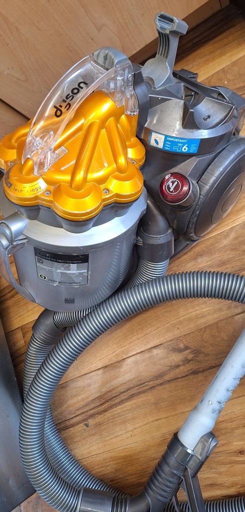 DC19 dyson vacuum cleaner,body & hose and pipe only.very strong 