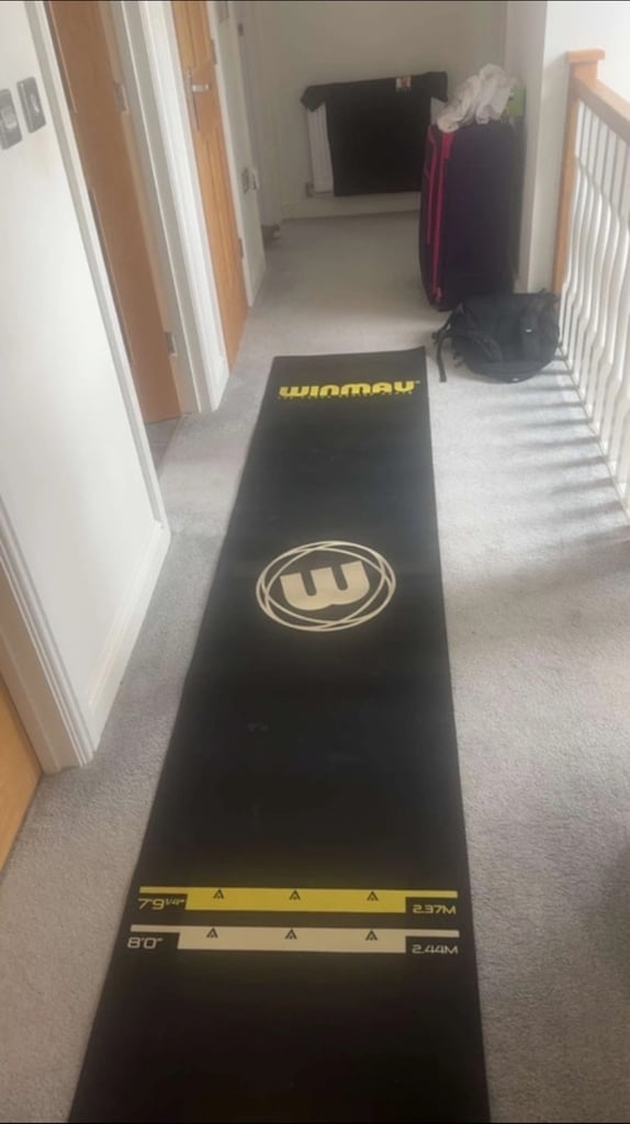 Winmau Dartboard and Dart Mat