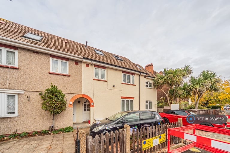 3 bedroom flat in Crowther Avenue, Brentford, TW8 (3 bed) (#2681559)