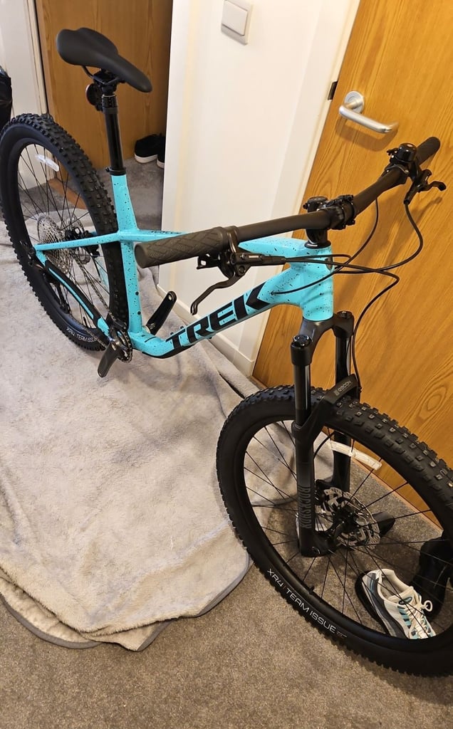 Trek Roscoe 7 2024 with accesories.