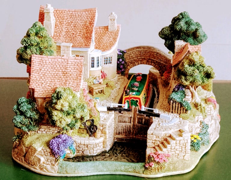 Lilliput Lane number L2560 Tranquil Waterways boxed with deeds.