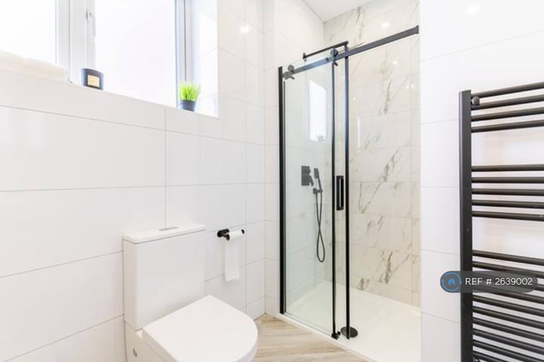 2 bedroom flat in San Remo Parade, Westcliff-On-Sea, SS0 (2 bed) (#2639002)