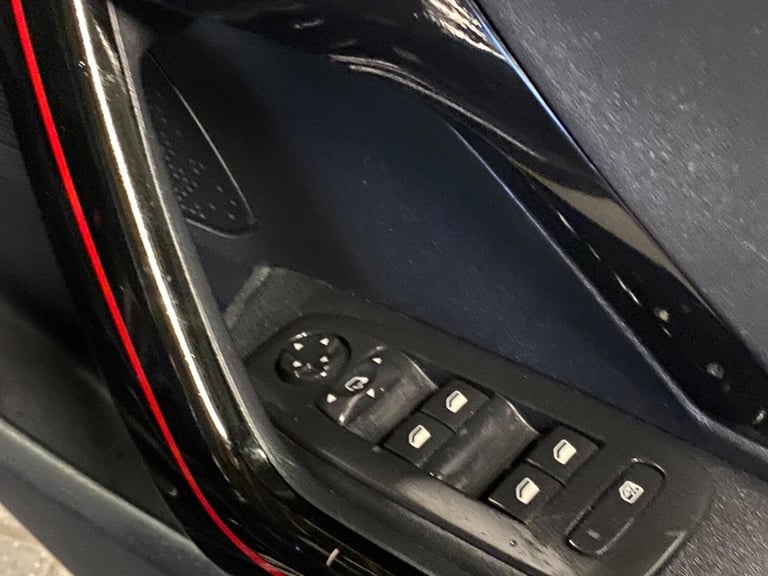 PEUGEOT 208 1.2 PureTech GT Line 2015