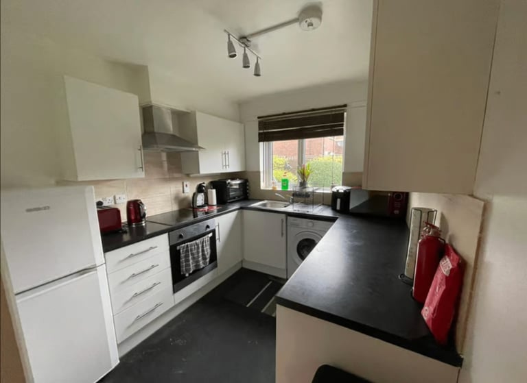 3-Bedroom Flat | Furnished | Fitted Kitchen | Ground Floor | Ravensbourne Mansions, Deptford - SE8