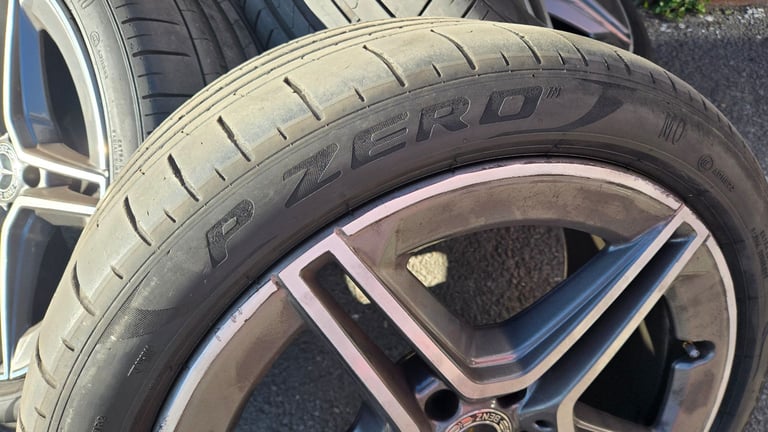 Mercedes Genuine 19 Inch 5 spoke alloy wheels and tyre