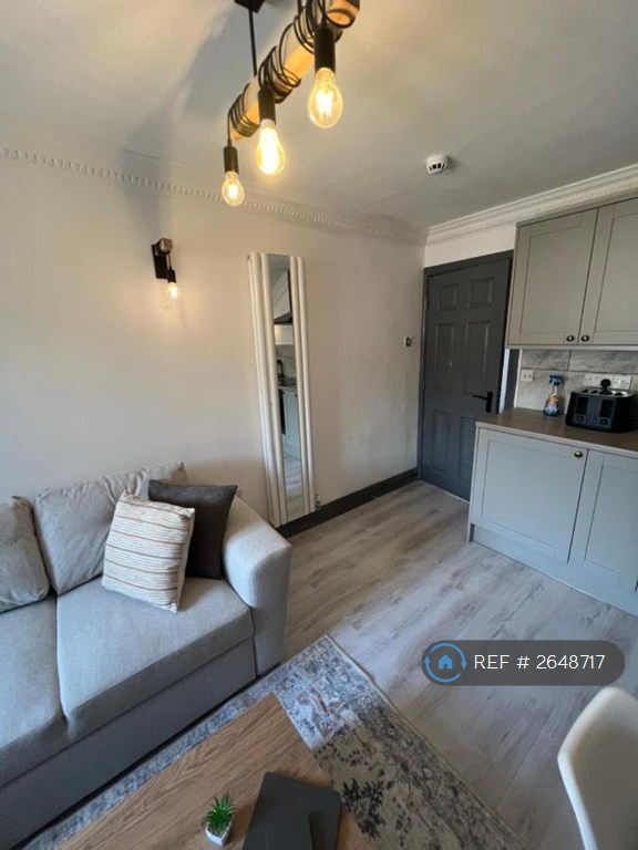 2 bedroom flat in Balmoral Road, Fairfield, Liverpool, L6 (2 bed) (#2648717)