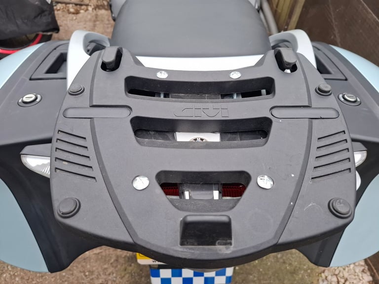 Givi monokey tmotorcycle top box with plate and fixings