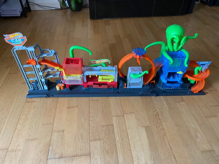 Hot wheels Car Wash set.
