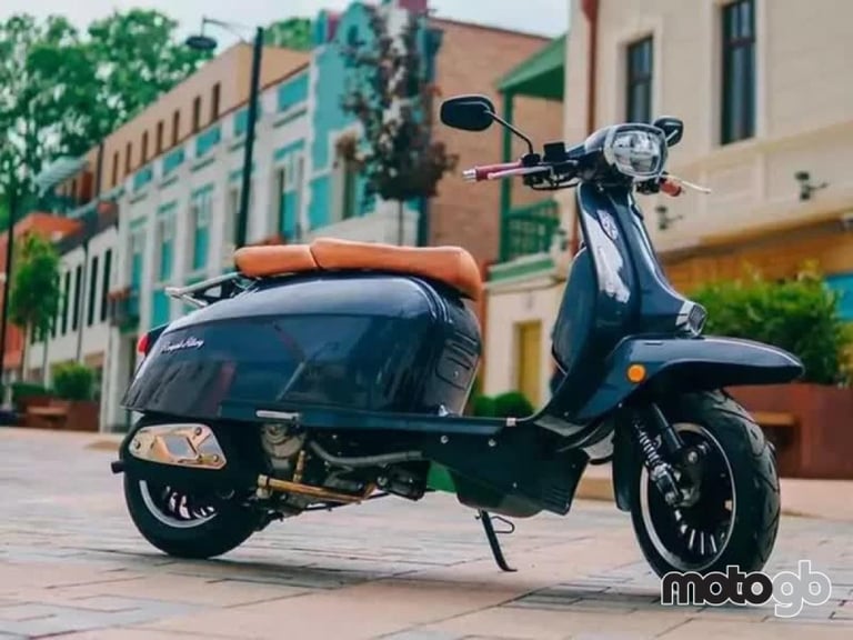 Royal Alloy GP 125cc S Modern Classic Retro Automatic Moped Scooter Liquid Co...
