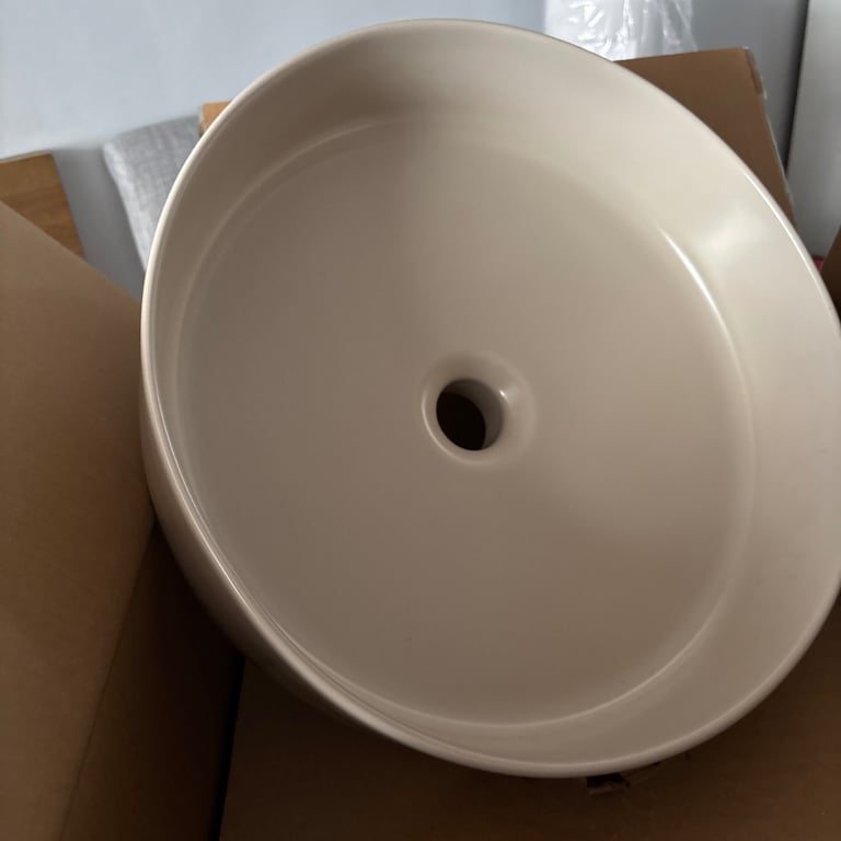 Ceramic countertop basin