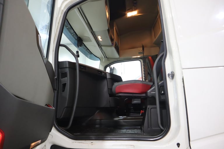 2016 (16 PLATE) Volvo FH460 6x2 Euro 6 Tractor Units