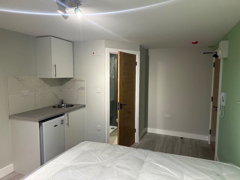 A one bedroom Studio is available to rent in Greenford UB6