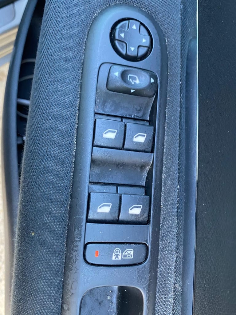 2015 Peugeot 5008 1.6 e-HDi Active MPV 5dr Diesel EGC Euro 5 (s/s) (115 ps) MPV Diesel Automatic