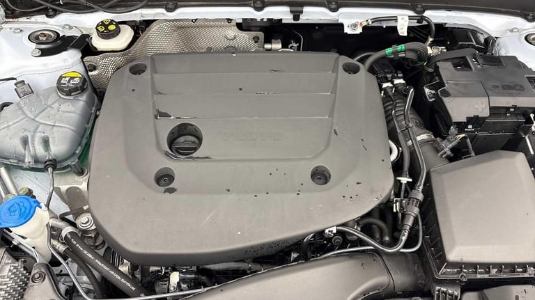 2025 Volvo XC40 2.0 B3P Ultra Dark 5dr Auto ESTATE PETROL Automatic