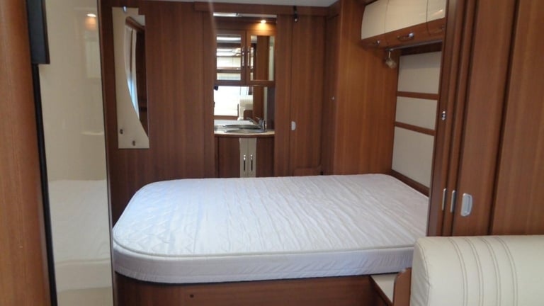 LMC 685 VIP Exquisit 5 BERTH,FIXED TRANSVERSE ISLAND BED CARAVAN 2019