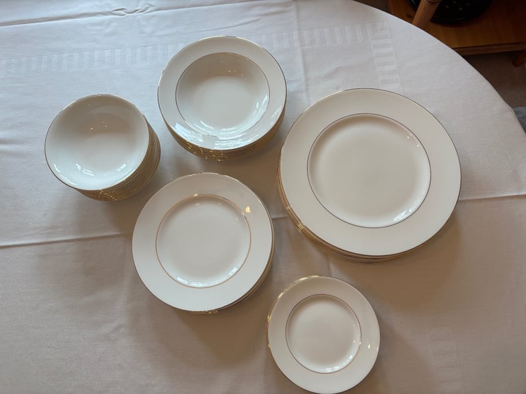 image for Wedgwood Signet Gold dining set for 8 (white/gold)