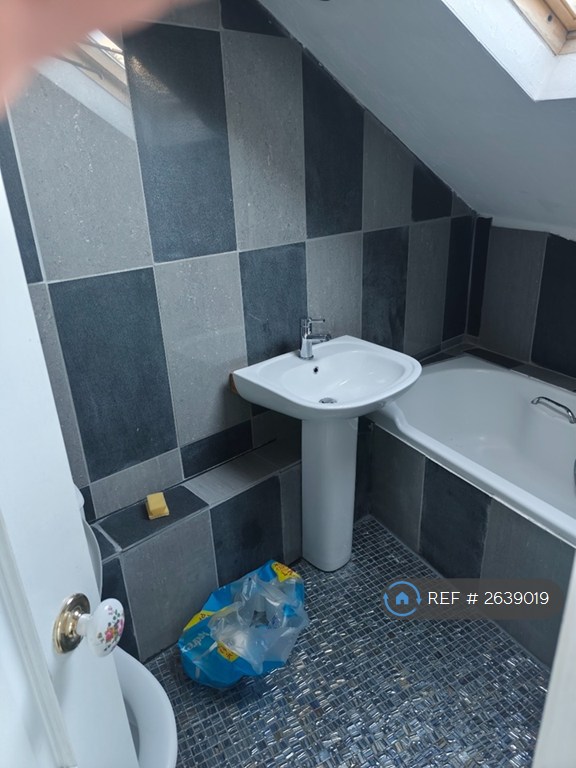 2 bedroom flat in Clare Road, Halifax, HX1 (2 bed) (#2639019)