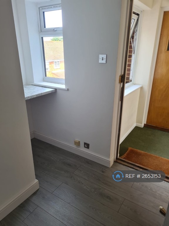 2 bedroom flat in Egmont Road, Walton-On-Thames, KT12 (2 bed) (#2653153)