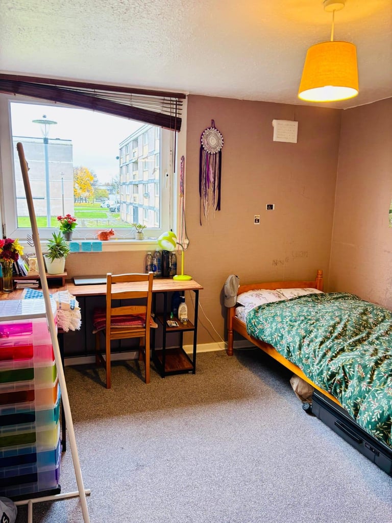 Fully -furnished room available in a flat share in Calder view. 