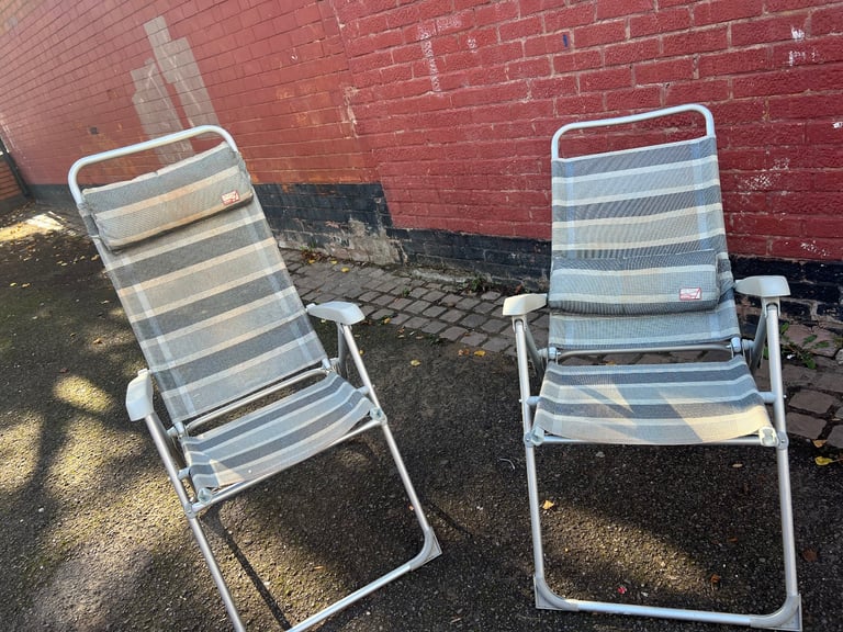 Selling a ( set of 2X  folding camping chairs